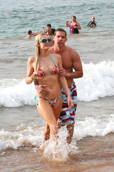 Paris Hilton E Il Fidanzato Tra Le Onde Sulla Spiaggia Di Maui 187683