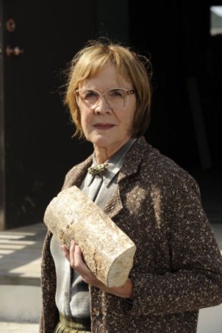 Catherine E. Coulson in una scena dell'episodio Dual Spires di Pych, omaggio a Twin Peaks