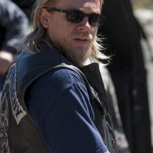 Charlie Hunnam in Sons of Anarchy nell'episodio NS