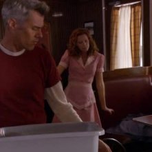 Dana Ashbrook e Robyn Lively in una scena dell'episodio Dual Spires di Pych, omaggio a Twin Peaks
