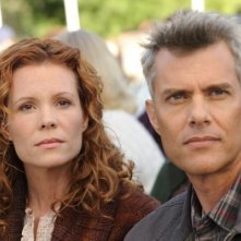 Dana Ashbrook e Robyn Lively nell'episodio Dual Spires di Pych, omaggio a Twin Peaks