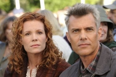 Dana Ashbrook e Robyn Lively nell'episodio Dual Spires di Pych, omaggio a Twin Peaks