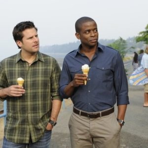 Dulé Hill e James Roday in una scena dell'episodio One, Maybe Two, Ways Out di Psych