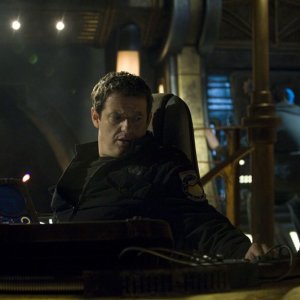Il Col. Young (Justin Louis) in un momento di Resurgence di Stargate Universe