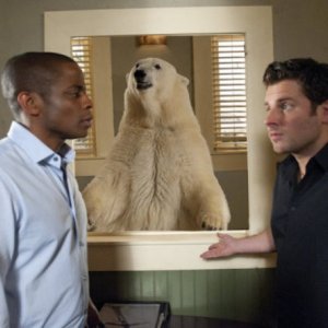James Roday e Dule Hill nell'episodio Dead Bear Walking di Psych