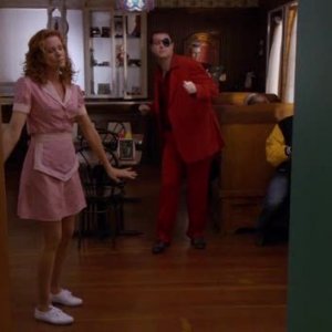 Robyn Lively in un momento dell'episodio Dual Spires di Pych, omaggio a Twin Peaks