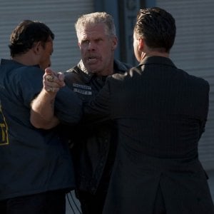 Ron Perlman in Sons of Anarchy nell'episodio NS