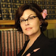 Sherilyn Fenn in una scena dell'episodio Dual Spires di Pych, omaggio a Twin Peaks