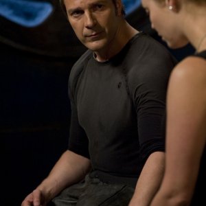 Varro (Mike Dopud) conversa con T.J. (Alaina Kalanj) in Resurgence di Stargate Universe