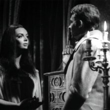 Barbara Steele con Georges Rivière in una scena del film Danza Macabra