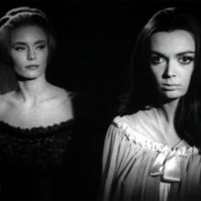 Barbara Steele con Margarete Robsahm in una scena del film Danza Macabra