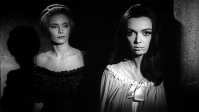 Barbara Steele con Margarete Robsahm in una scena del film Danza Macabra