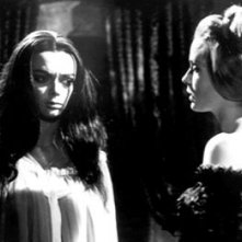 Barbara Steele con Margarete Robsahm in una sequenza del film Danza Macabra (1964)