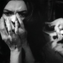 Barbara Steele spaventata in una sequenza del film Danza Macabra