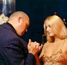 Gastone Moschin e Barbara Bouchet in una scena di Milano calibro 9