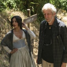 Alberto Sironi ed Ambra Angiolini sul set della miniserie Eroi per caso