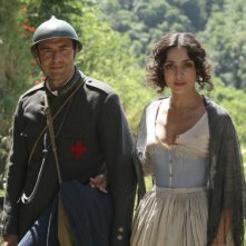 Ambra Angiolini e Neri Marcorè nella miniserie Eroi per caso