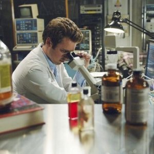 Bret Harrison nell'episodio Red Rain, premiere della stagione 2 di V