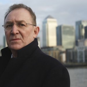 Dermot Crowley nella serie Luther