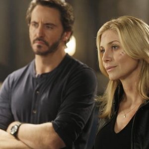 Elizabeth Mitchell e Charles Mesure nell'episodio Laid Bare di V