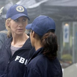 Elizabeth Mitchell e Rekha Sharma nell'episodio Serpent's Tooth di V