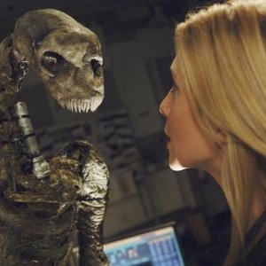 Elizabeth Mitchell in un momento dell'episodio Red Rain, premiere della stagione 2 di V