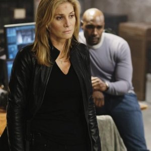 Elizabeth Mitchell nell'episodio Laid Bare di V