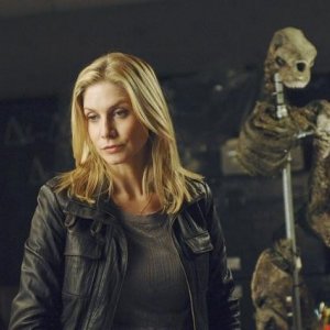 Elizabeth Mitchell nell'episodio Red Rain, premiere della stagione 2 di V