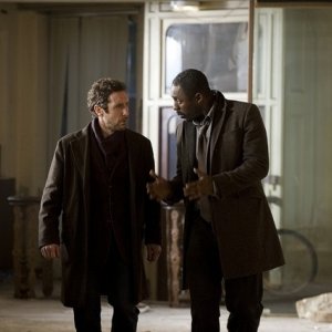 Idris Elba e Paul McGann nel finale della stagione 1 di Luther