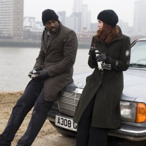 Idris Elba e Ruth Wilson nel finale della stagione 1 di Luther