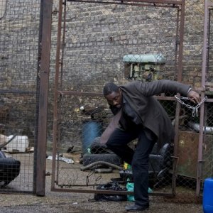 Idris Elba in una scena del finale della stagione 1 di Luther