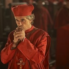 Jeremy Irons è Rodrigo Borgia in una scena della serie The Borgias