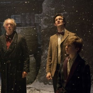 Michael Gambon, Matt Smith e Laurence Belcher in una scena dello speciale natalizio A Christmas Carol di Doctor Who