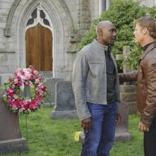 Morris Chestnut e Joel Gretsch in una scena dell'episodio Red Rain, premiere della stagione 2 di V