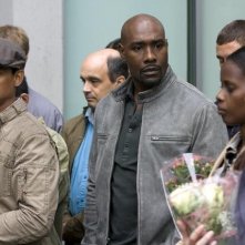 Morris Chestnut in una scena dell'episodio Serpent's Tooth di V