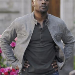 Morris Chestnut nell'episodio Red Rain, premiere della stagione 2 di V