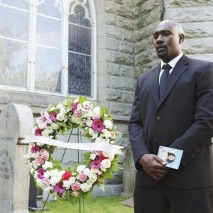 Morris Chestnut in una scena dell'episodio Red Rain, premiere della stagione 2 di V