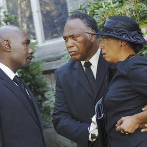 Morris Chestnut, William Taylor e Lesley Ewen nell'episodio Red Rain, premiere della stagione 2 di V