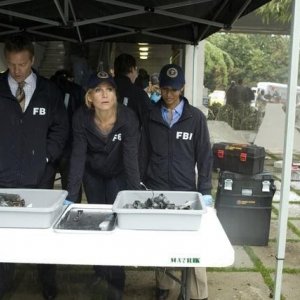 Roark Critchlow, Elizabeth Mitchell e Rekha Sharma nell'episodio Serpent's Tooth di V