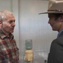 Timothy Olyphant e Raymond J. Barry nell'episodio The Lord of War and Thunder di Justified