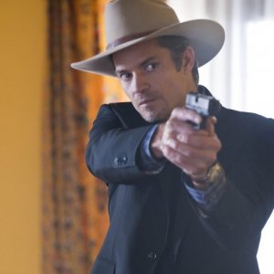 Timothy Olyphant in una scena dell'episodio Fixer di Justified