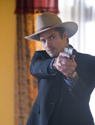 Timothy Olyphant in una scena dell'episodio Fixer di Justified