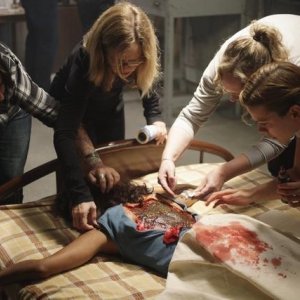 Una scena dell'episodio Laid Bare di V