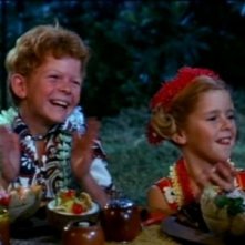 Johnny Whitaker e Anissa Jones in una scena della serie Tre nipoti e un maggiordomo