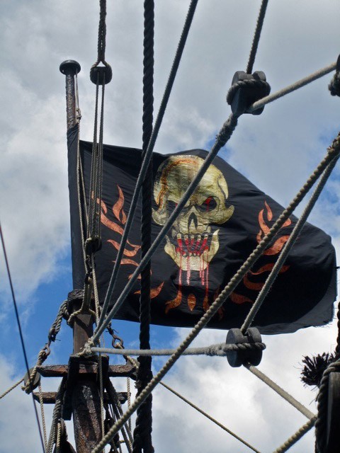 La Bandiera Di Barbanera Sventola Sulla Queen Anne S Revenge In Pirati Dei Caraibi Oltre I Confini D 188127