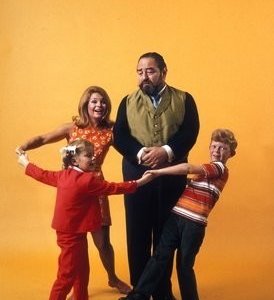 Un'immagine promozionale della serie tv Tre nipoti e un maggiordomo