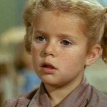 Un primo piano di Anita Jones nella serie Tre nipoti e un maggiordomo