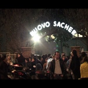 L'esterno del Cinema Nuovo Sacher in L'elefante occupa spazio