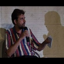 Nanni Moretti in una scena de L'elefante occupa spazio