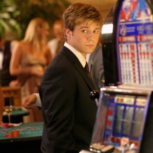 Ryan Atwood (Benjamin McKenzie) in una scena dell'episodio Una casa sicura di The O.C.